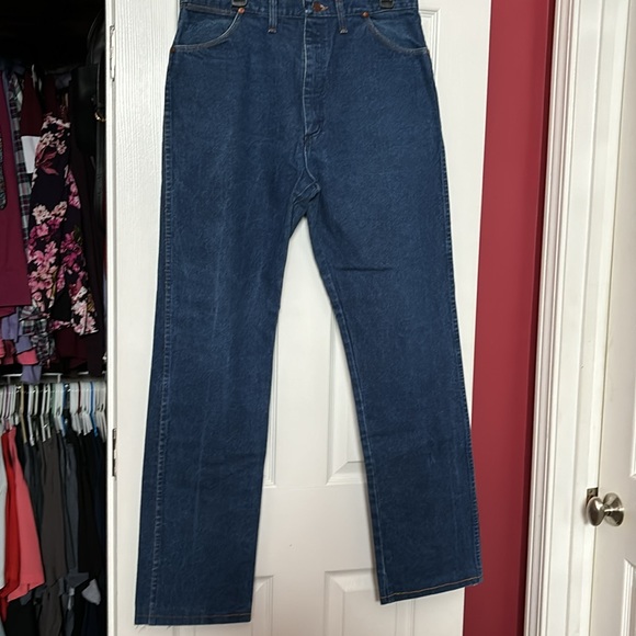 Wrangler blue jeans size 38x33 but says 38x38 on tag - Picture 1 of 7